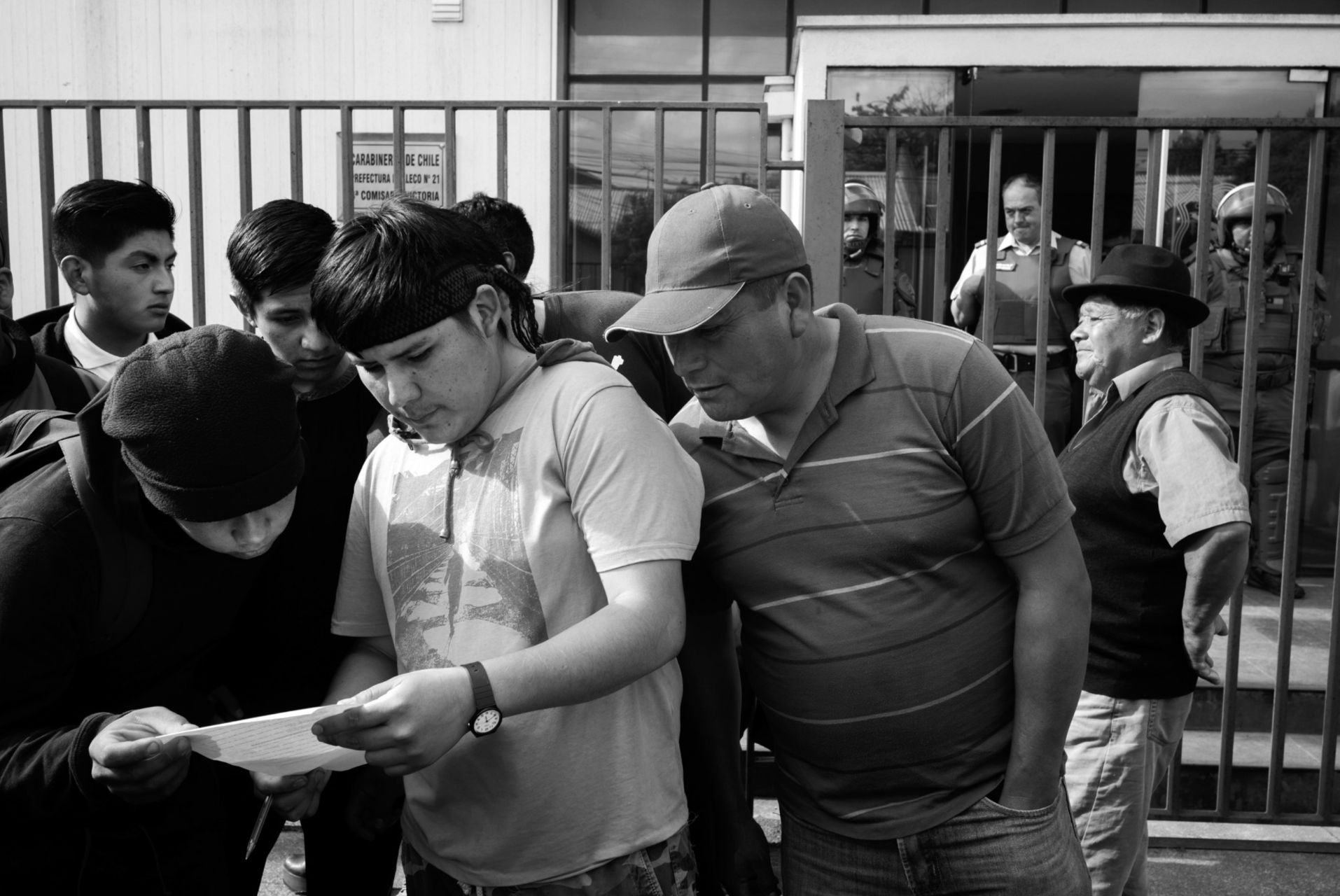 Adolescentes mapuche leen lista de detenidos frente a la comisaría de Victoria. Carabineros reprimió una marcha pacífica que pedía justicia por Camilo Catrillanca y detuvo a 12 jóvenes, 9 de ellos menores de edad. (Pablo E. Piovano)