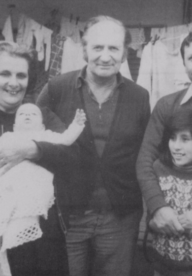 Josefa De Marchi me tiene en sus brazos, es mi tutora, le decían La Tota. A su lado Ricardo Silva, su esposo. Ellos tenían dos hijos. El mayor era Ricardo que muere en una acción. Ahí mi mamá se hace amigo de ellos, se van a vivir con nosotros y después a mí me mandan a Cuba con ellos. A la derecha mi viejo con mi hermana Gabi.