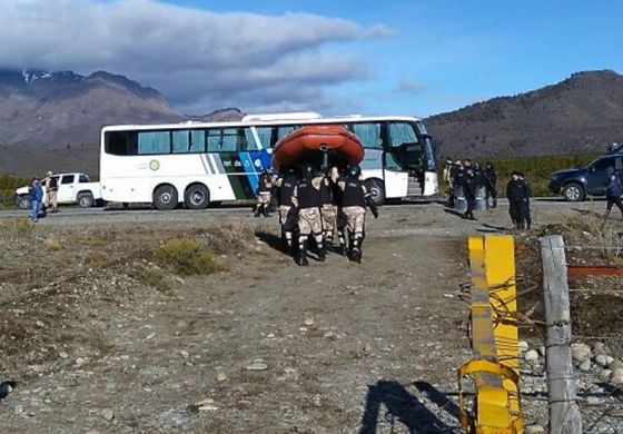 Efectivos de Prefectura cargan un bote gomn hacia uno de los tantos mviles que invadieron la Pu Lof Cushamen en el rastrillaje. (Crdito APDH)