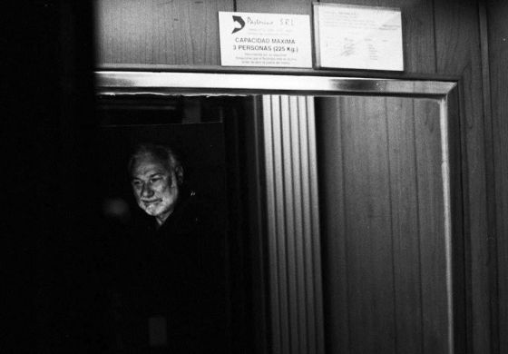 Detalle de la foto de Yaco en el ascensor, por Leo Mirvois. Mirá la secuencia.