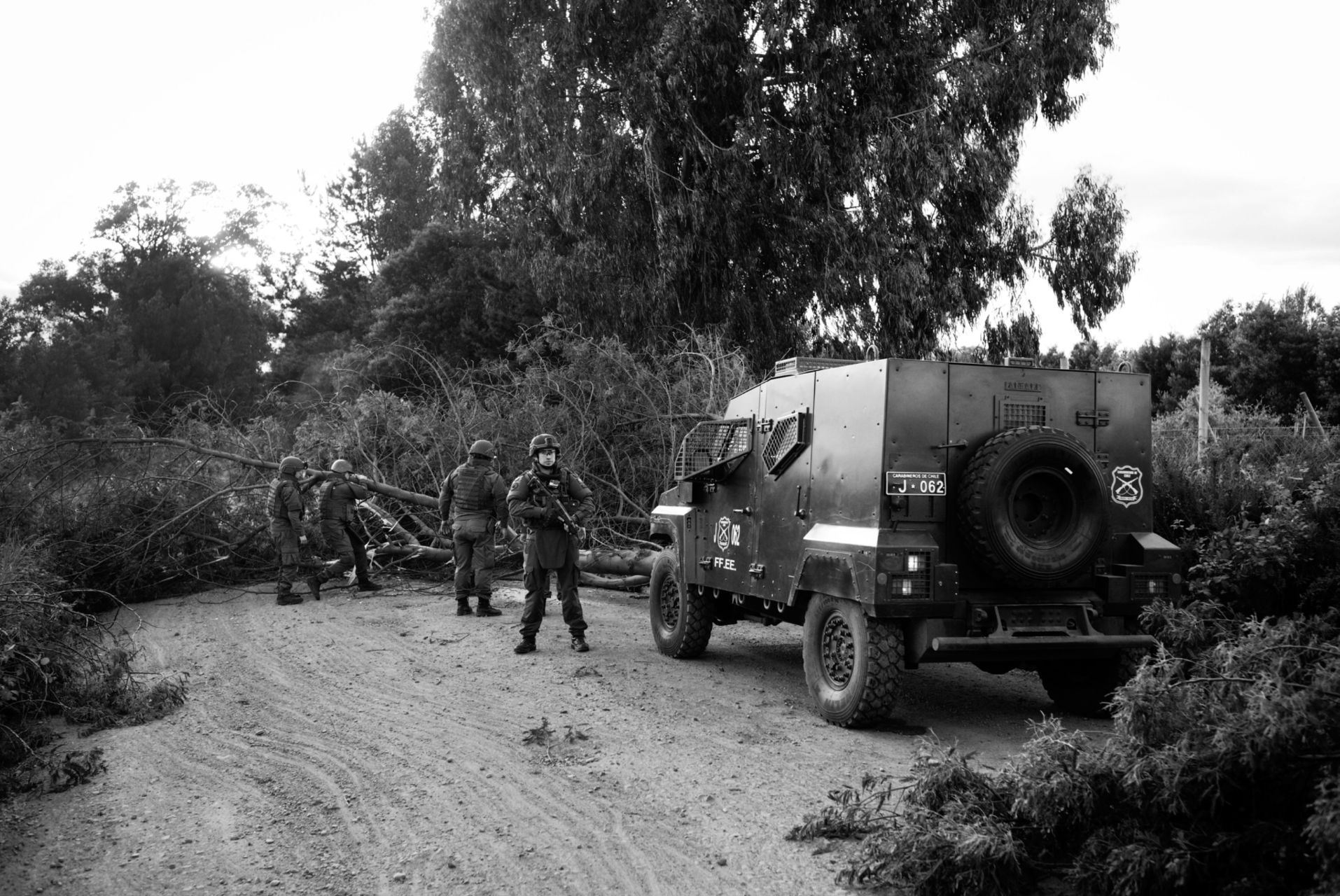 El Comando Jungla, el grupo especializado de Carabineros entrenado en Colombia que hace 5 dÃas asesinó por la espalda a Camilo Catrillanca, continúa ingresando a diario a las comunidades mapuche, que resisten la represión.
Foto: Pablo Piovano