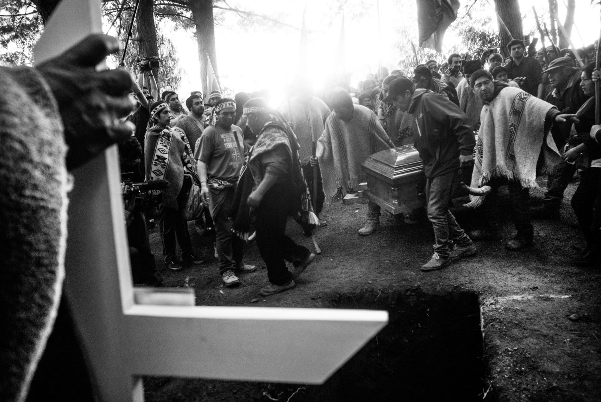 Miles de personas y decenas de referentes mapuche de diferentes comunidades se congregaron durante tres días en Temucuicui para despedir a Camilo Catrillanca, que manejaba un tractor cuando recibió un balazo por la nuca.
Foto: Pablo Piovano