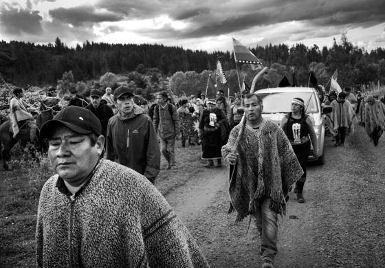 Marcelo Catrillanca, encabezando el funeral de su hijo Camilo, rumbo al cementerio.
Foto: Pablo Piovano