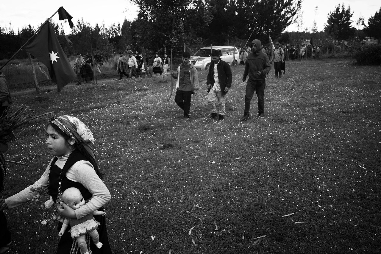 Una niña mapuche y su muñeca, durante el funeral de Camilo Catrillanca, asesinado por la espalda por el