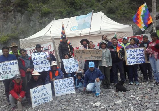 Abren la canilla y salen gusanos