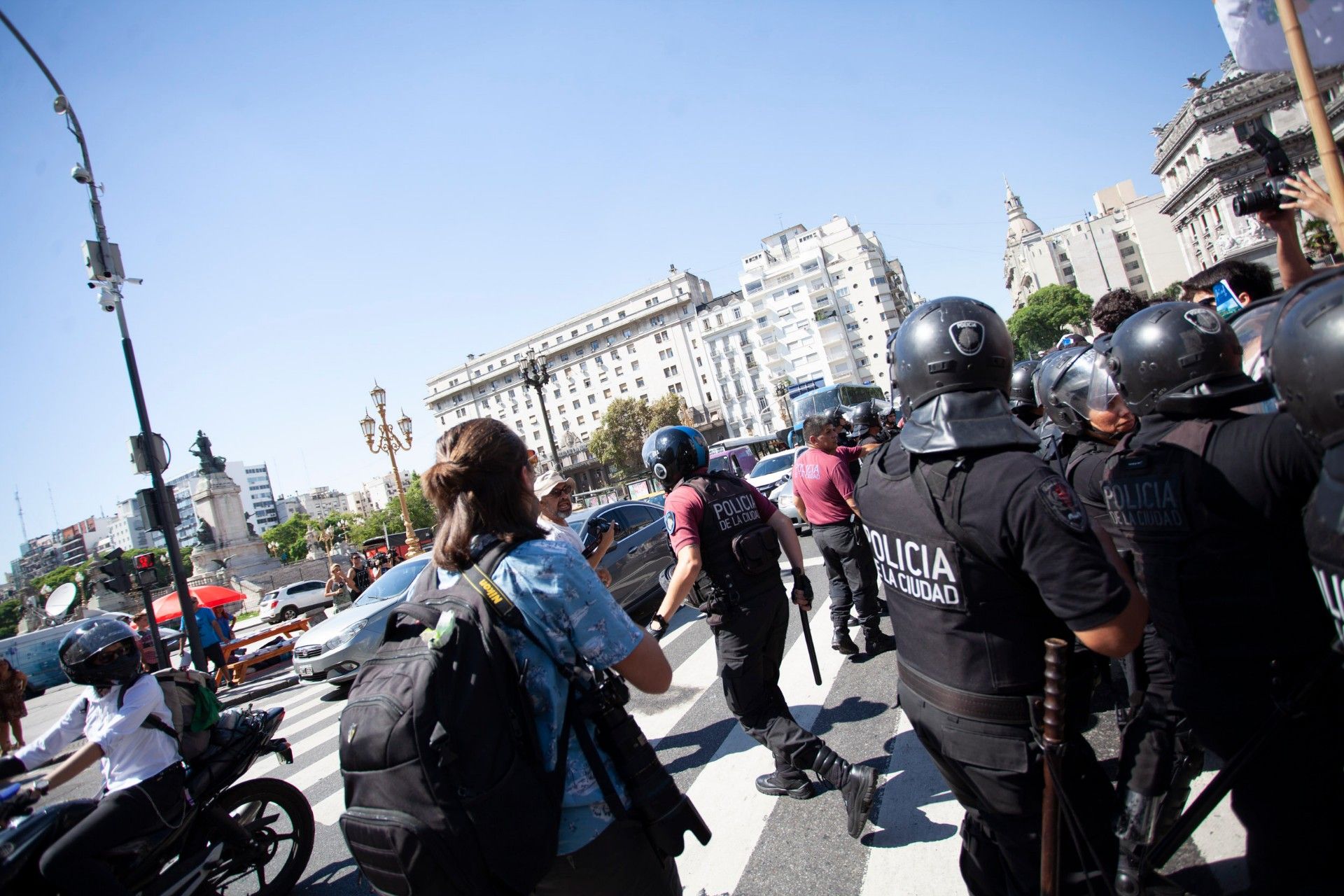 El policía increpa a Ávila por hacer su trabajo: sacar fotos.
Foto: Viojf