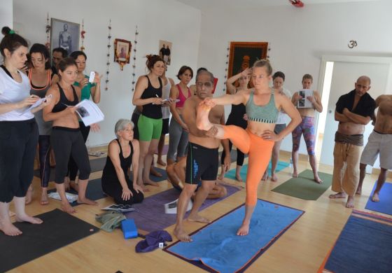 Sri K. Pattabhi Jois con alumnas