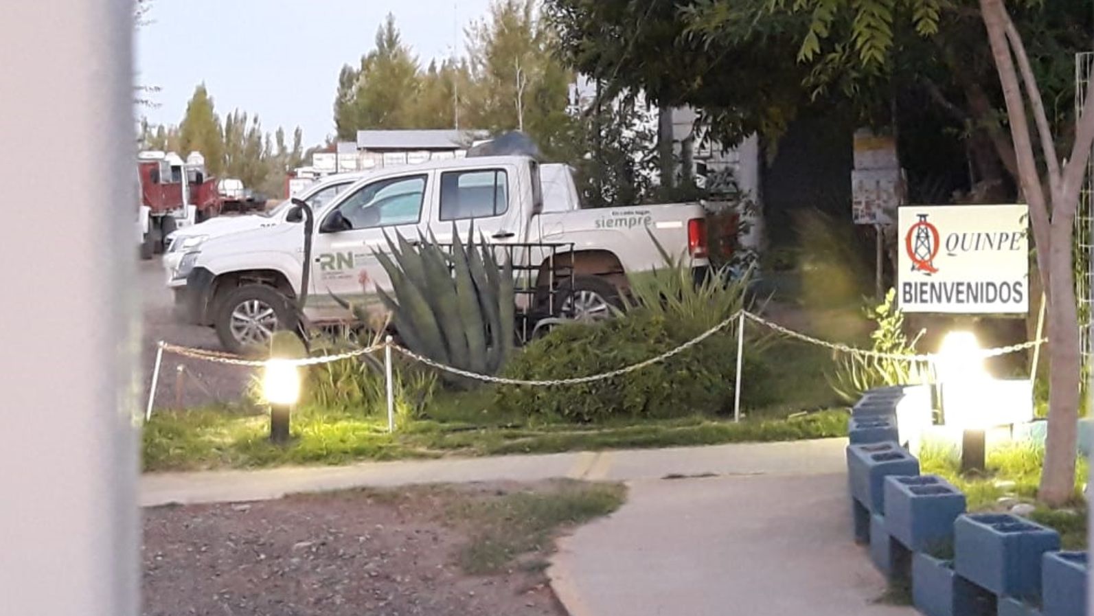 Camioneta de la Secretaría de Medio Ambiente de Río Negro dentro del predio de la empresa Quinpe.