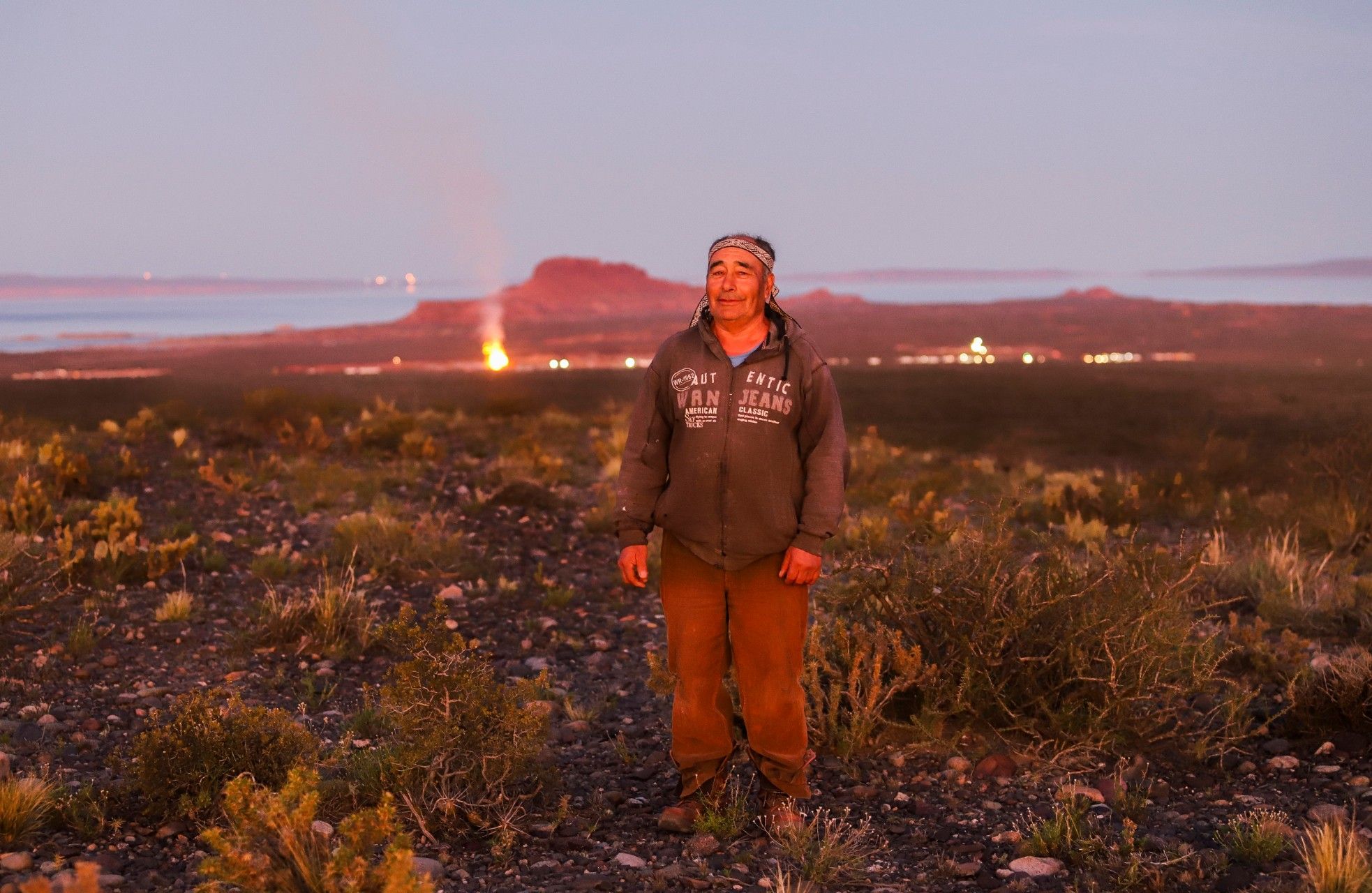 Lonko SerafÃn Wirkaleo. El incendio detrás también es parte de las tierras ancestrales de su comunidad, que el Estado y las empresas desconocen. (Foto: Juan Pablo Barrientos)