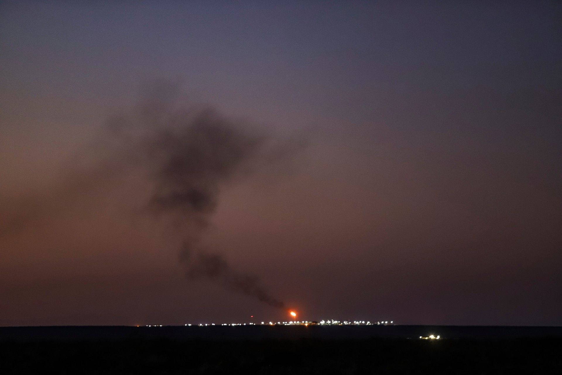 La provincia de Neuquén no tiene legislación respecto a la emisión de gases y cada vez es mayor la cantidad de venteos sin ningún tipo de control. (Foto: Juan Pablo Barrientos)