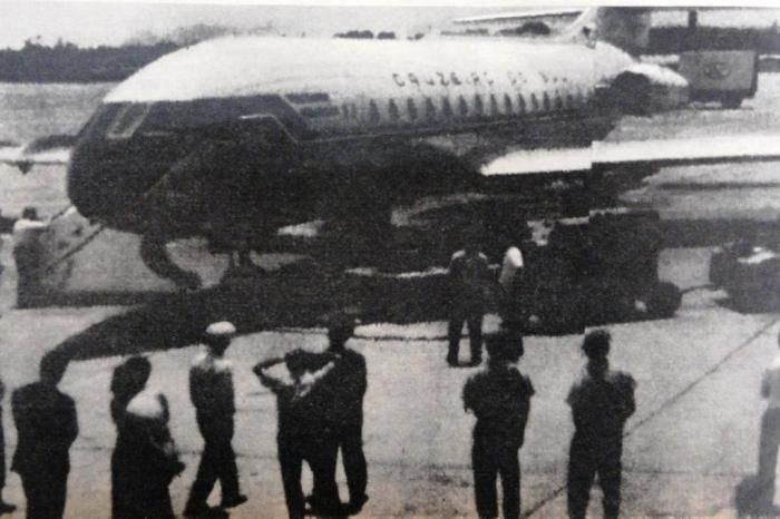 La policía peruana, cercando el avión Caravelle. La nave permaneció en en manos de la dictadura local por 27 horas.