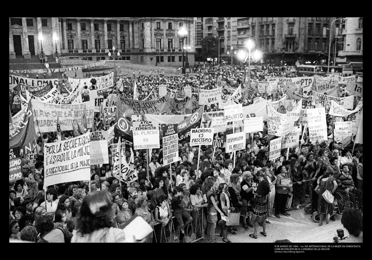 1º DÃa Internacional de la Mujer en Democracia frente al Congreso de la Nación. Ciudad de Buenos Aires, 8 de marzo de 1984. Autora: Mónica Hasenberg