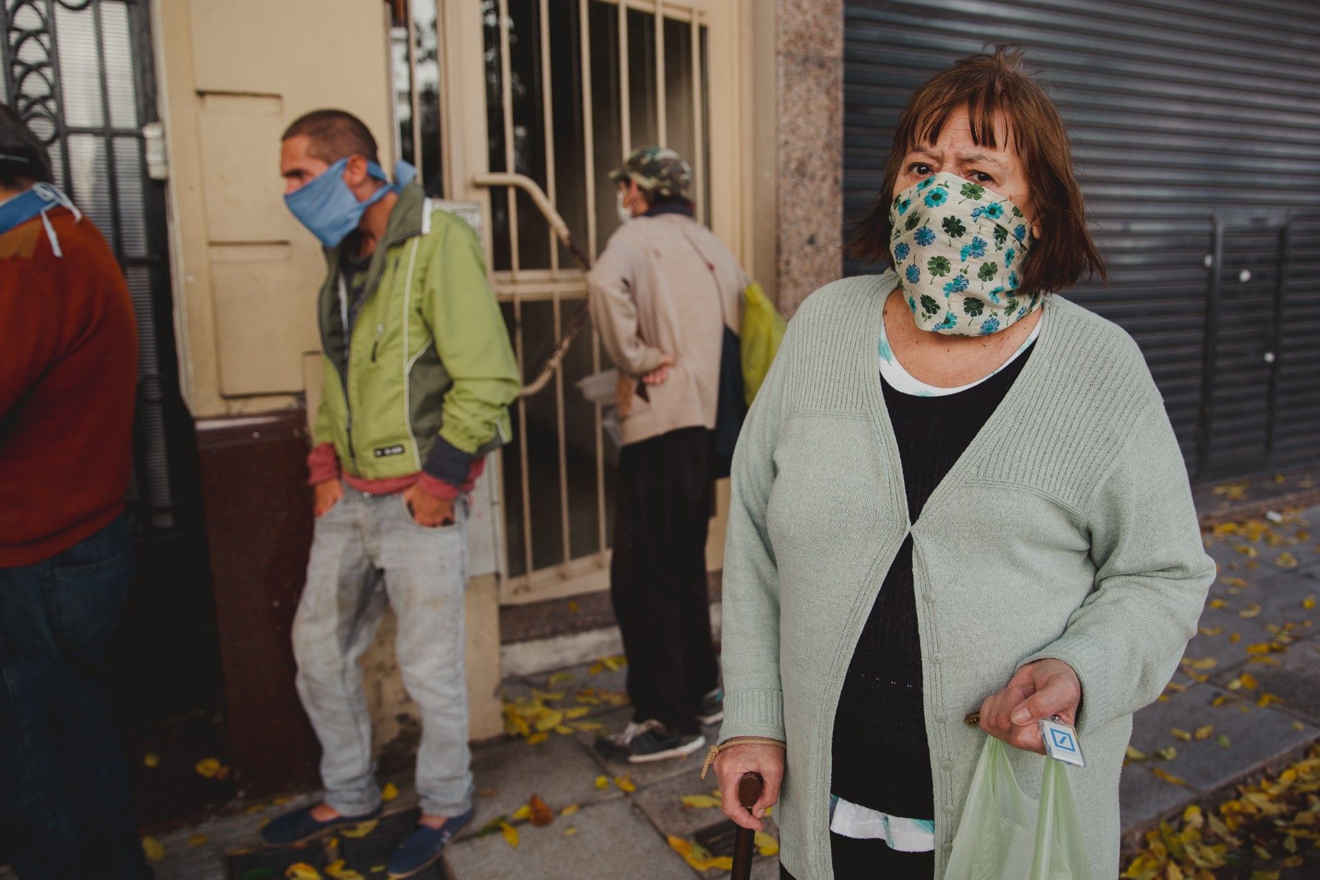 Señora haciendo cola para la olla.