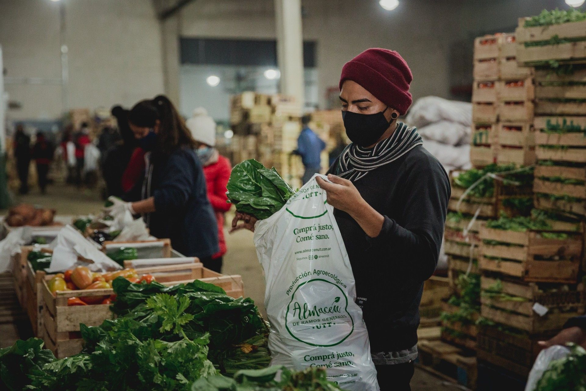 Los bolsones agroecológicos y orgánicos acercan al productor con el consumidor.