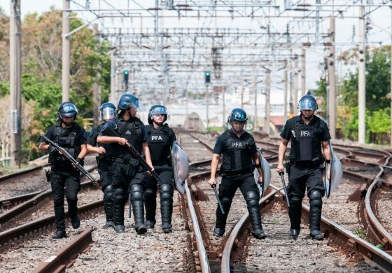 Trabajadores despedidos cortaron las vías del Roca en Constitución
