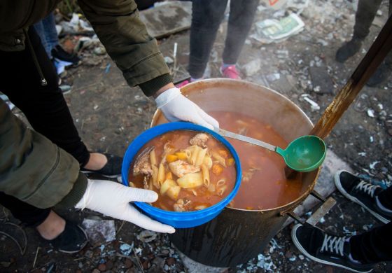 Hambre en las villas: harinas, hidratos de carbono y ultraprocesados para llenar la panza