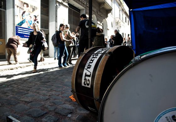 Trabajadores de Página 12 organizan mateada y protesta en las calles de San Telmo en reclamo por la falta de pagos