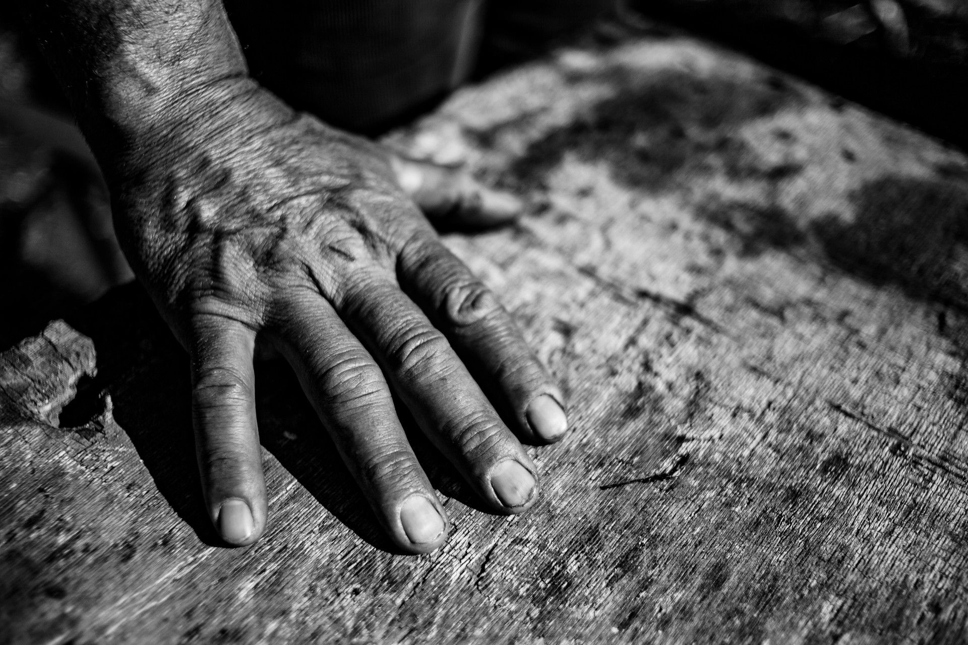 La mano de César, trabajador golondrina y peón rural. 