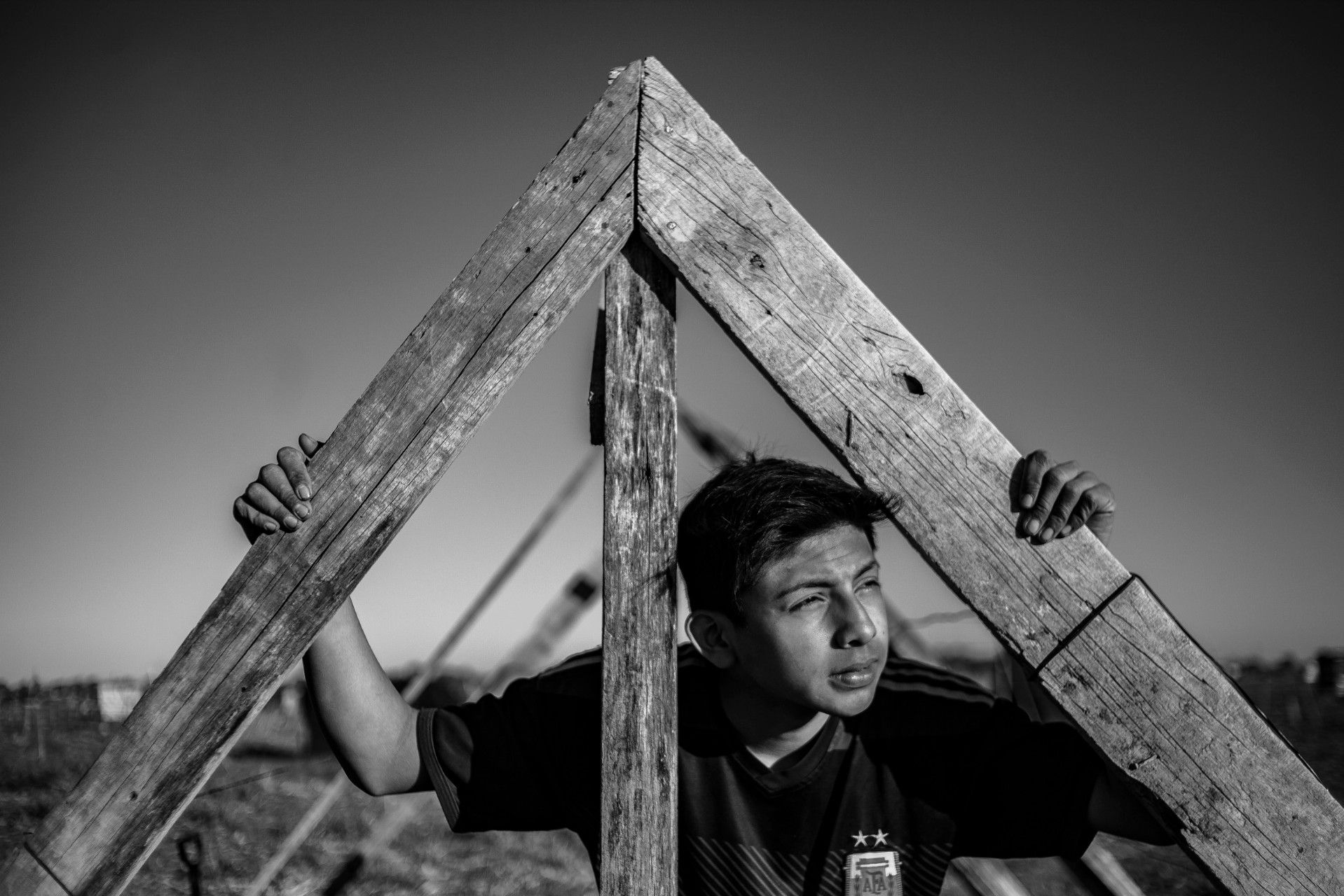 Ricardo, uno de los hijos de Luis y Estela, ayudando en el armado de la carpa. Tiene 13 años.