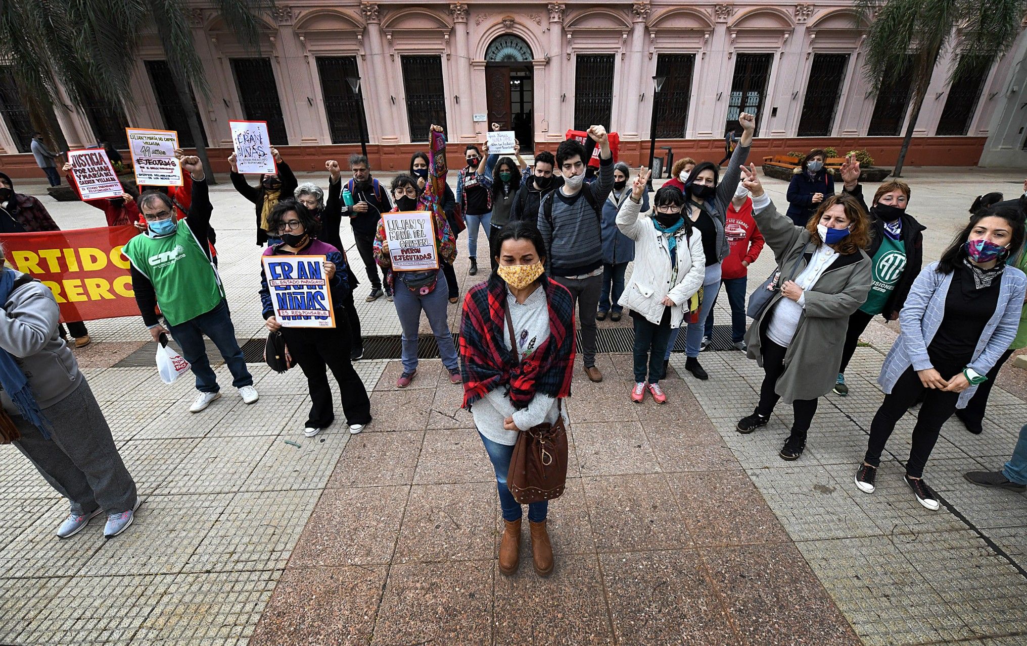 Myrian Villalba Ayala frente a la Casa de Gobierno en Posadas, Misiones. Organizaciones sociales, políticas y de derechos humanos la acompañaron para expresar su repudio por el asesinato de las niñas Villalba (7/9/29).