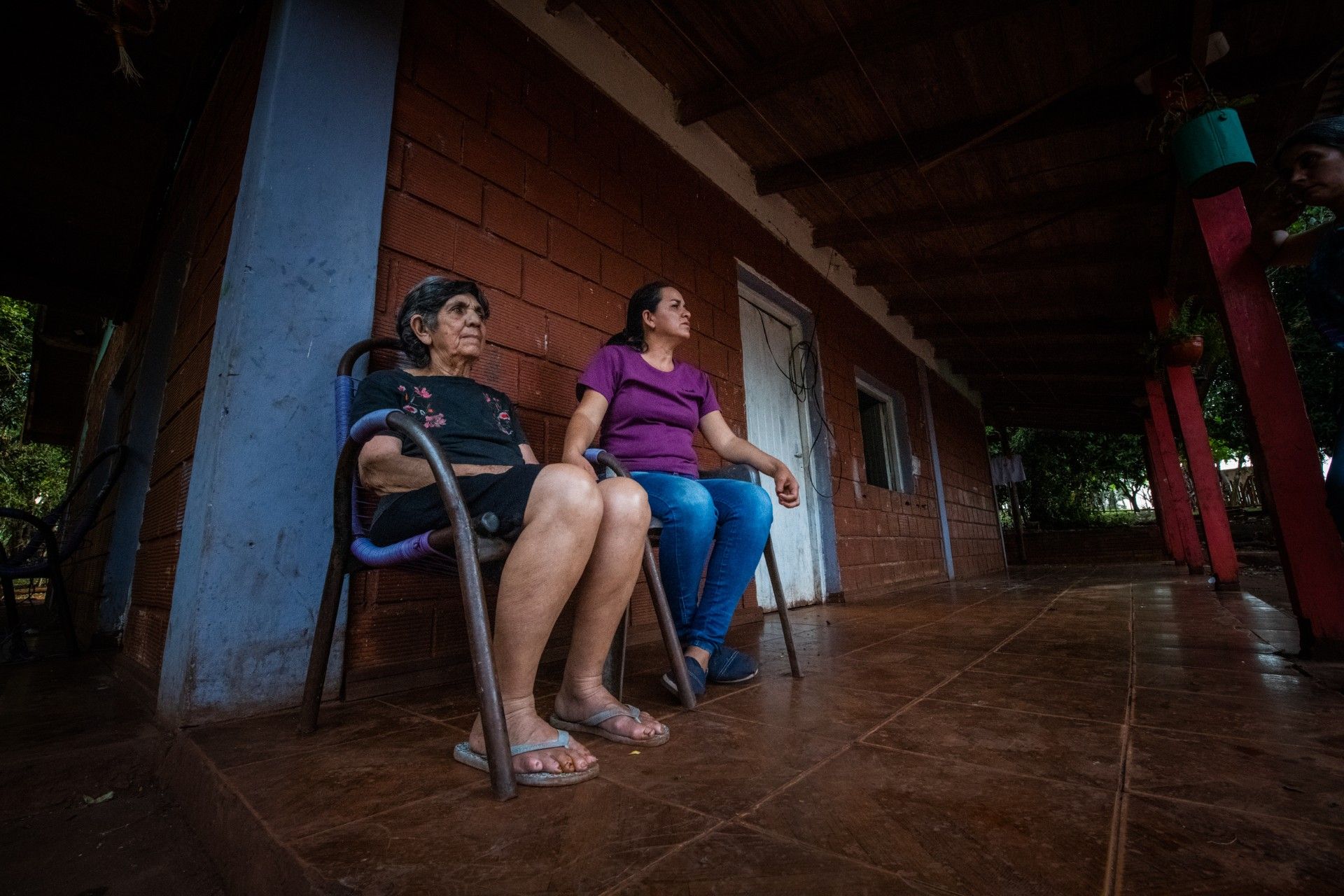 Doña Mariana Ayala de Villalba, abuela de las niñas, junto a su hija Myrian en la casa familiar en Puerto Rico, Misiones.