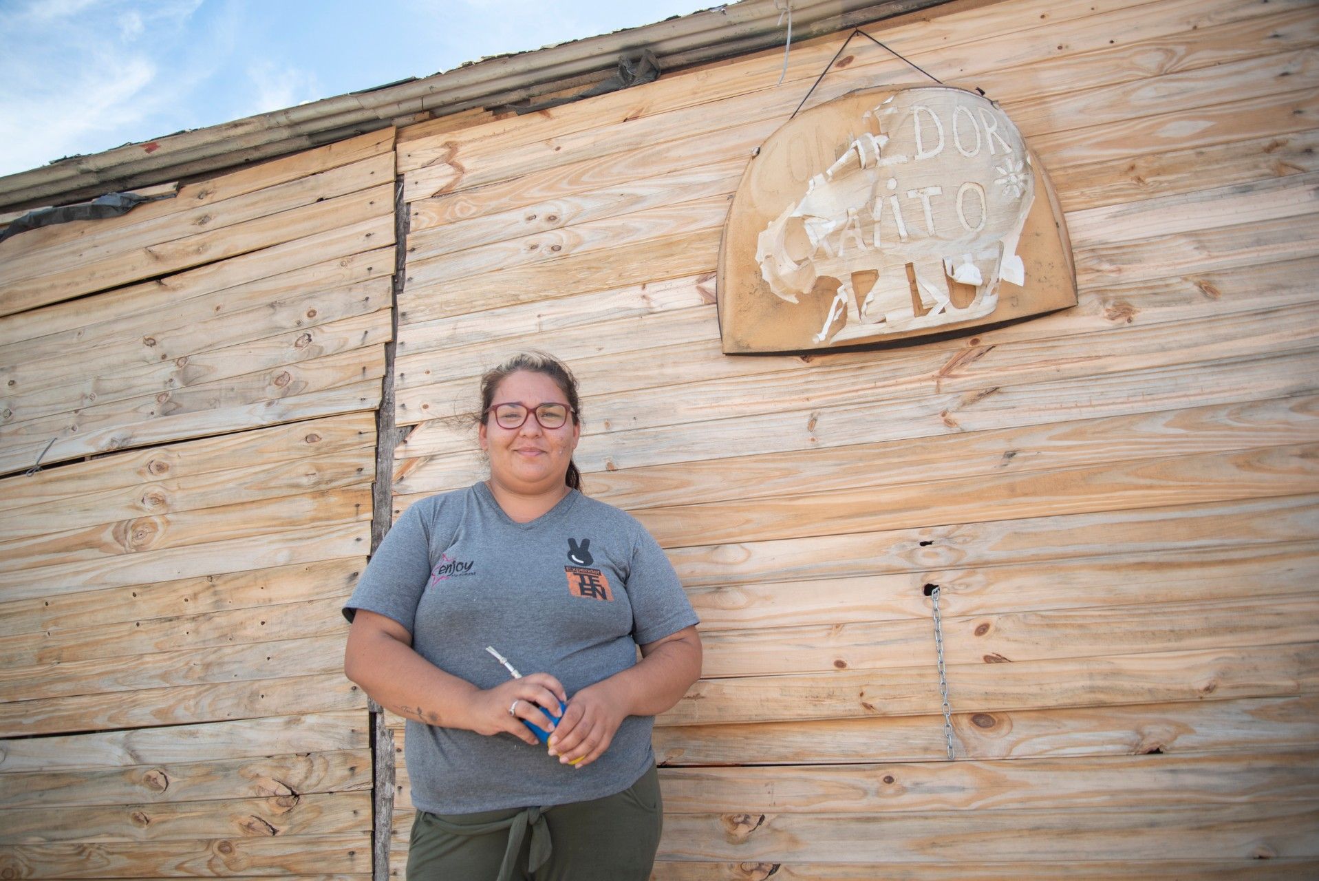 Jesica sonríe en la puerta de su casa, donde todos los días paran la olla y le dan de comer a 50 personas.