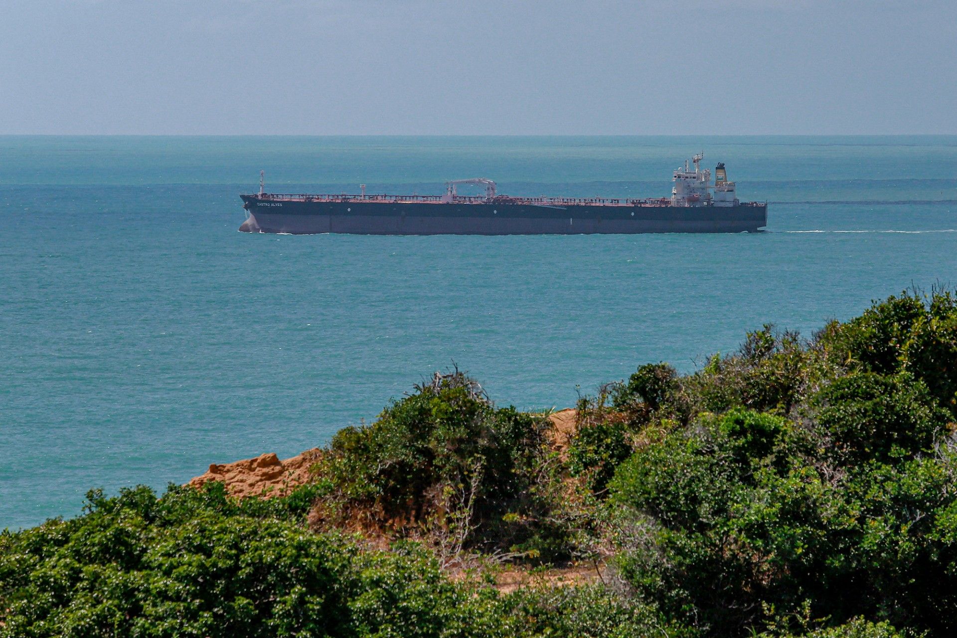 Los motores del petrolero Castro Alves a lo largo de la costa de Pernambuco, en Brasil, donde se vieron algunos de los primeros signos del derrame. Crédito: Léo Malafaia/Diálogo Chino