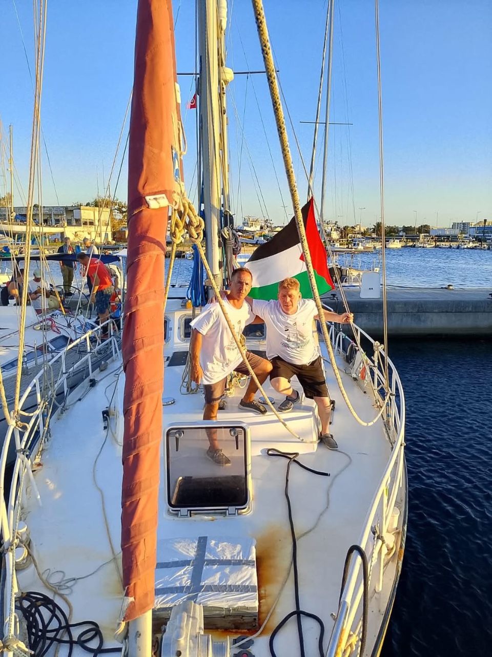El capitán Jorge González junto a Pablo Solarz a bordo del Isobella.
