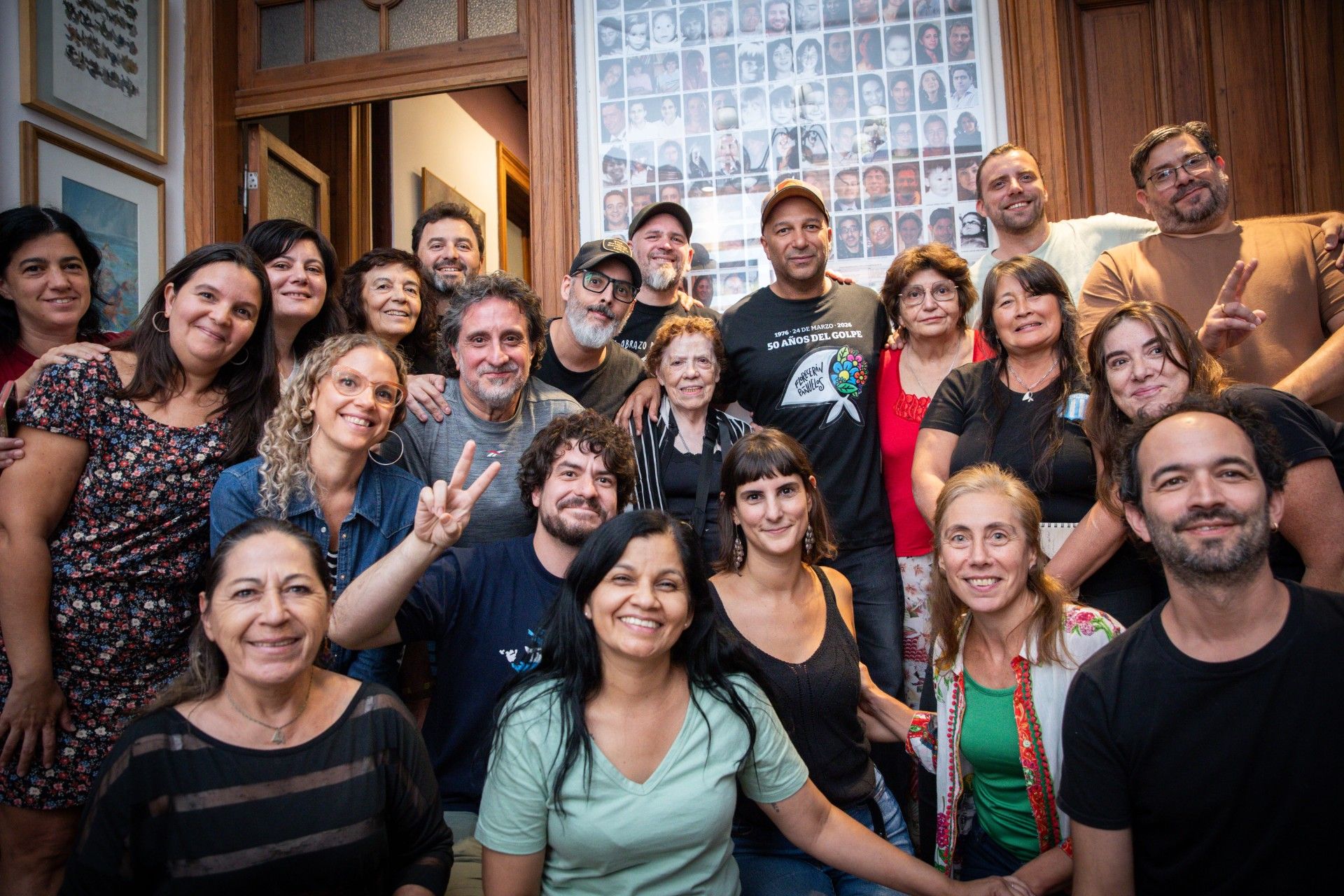 El equipo de Abuelas junto a Tom Morello.