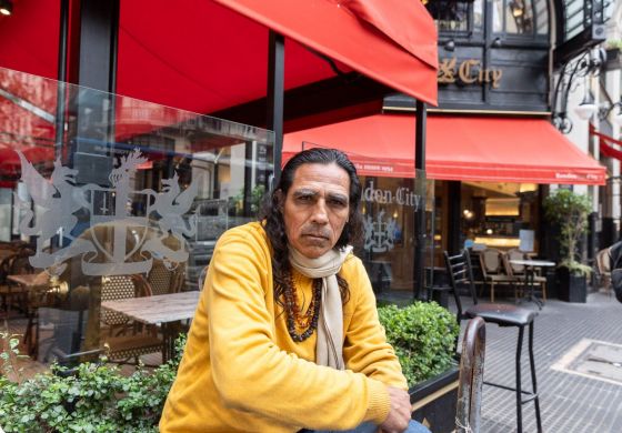 La historia de Indio: el arte de tejer y resistir con una sola mano